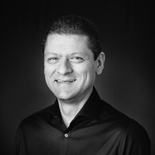 Calos Vivas headshot